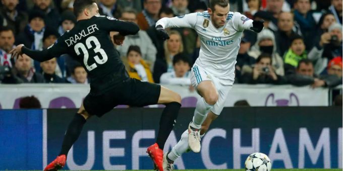 Julian Draxler (links) im Duell mit Gareth Bale von Real Madrid. Julian Draxler (links) im Duell mit Gareth Bale von Real Madrid.