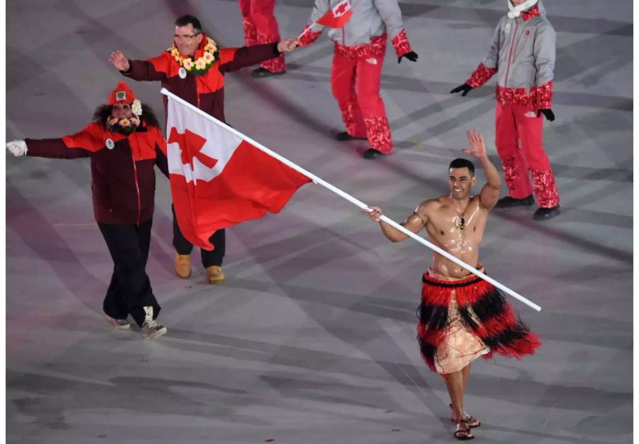 Kuriose Performance: Der Fahnenträger von Tonga, Pita Taufatofua tritt oben ohne mit eingeölter Brust auf.