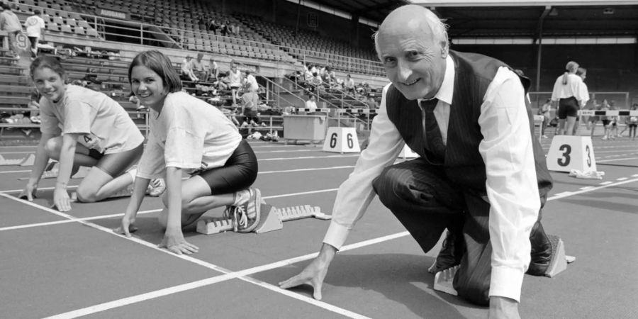 Der Zuercher Alt Regierungsrat und Alt Erziehungsdirektor Alfred Gilgen in den Startkloetzen der 80-Meter-Piste im Letzigrund, 1995.