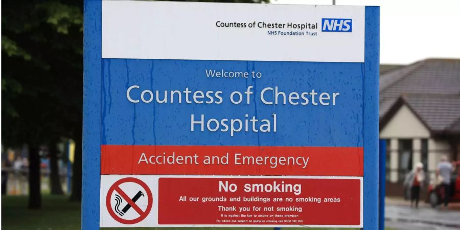 Die Verdächtige arbeitet in der Neugeborenen-Abteilung einer Klinik im englischen Chester.