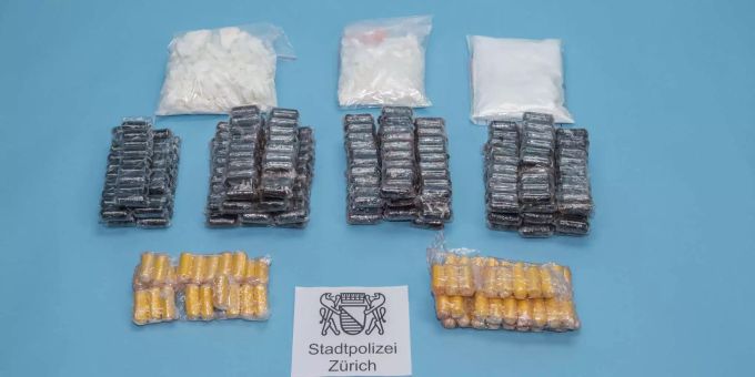 Zürich - Polizei stellt mehrere hundert Kokain Fingerlinge sicher