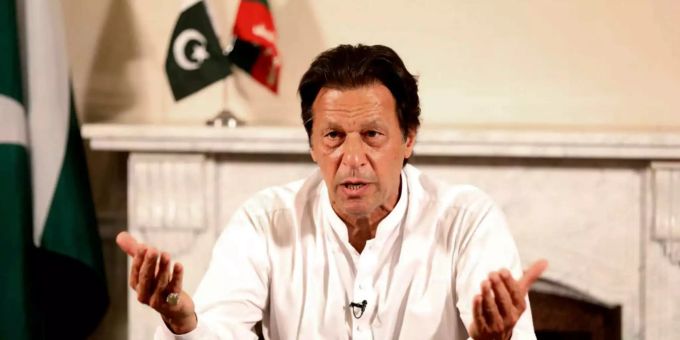 Noch vor Bekanntwerden offizieller Ergebnisse hat sich der ehemalige Kricket-Star Imran Khan zum Sieger der Parlamentswahlen in Pakistan erklärt. Noch vor Bekanntwerden offizieller Ergebnisse hat sich der ehemalige Kricket-Star Imran Khan zum Sieger der Parlamentswahlen in Pakistan erklärt.