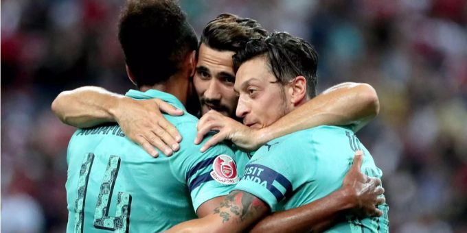 Mezut Ösil und sein FC Arsenal setzten sich gegen Paris deutlich durch. Mezut Ösil und sein FC Arsenal setzten sich gegen Paris deutlich durch.