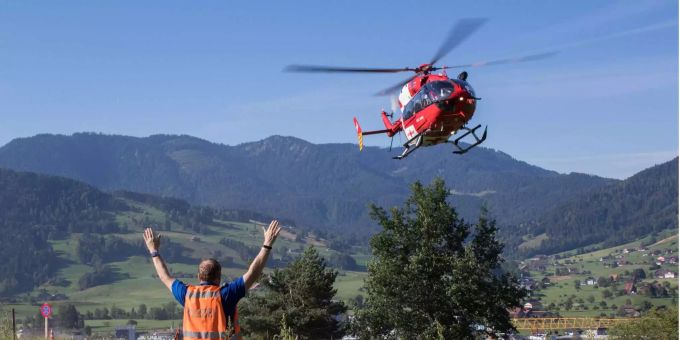 Auch ein Rettungshelikopter der Rega war im Einsatz. Auch ein Rettungshelikopter der Rega war im Einsatz.