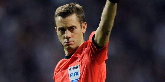 Der französische Schiedsrichter Clément Turpin leitet das Spiel Schweiz – Costa Rica. Der französische Schiedsrichter Clément Turpin leitet das Spiel Schweiz – Costa Rica.