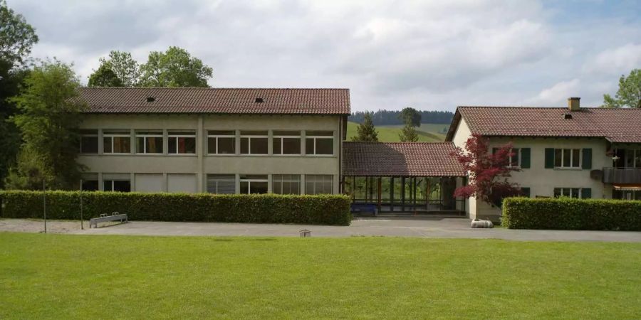 Das Schulhaus Arni-Landiswil im beschaulichen Emmental.