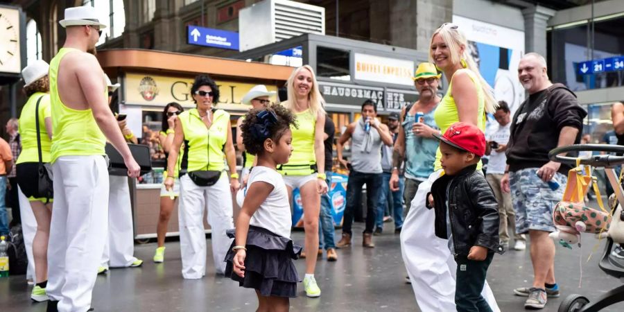 Raver im Bahnhof Zürich vor der 27. Street Parade.