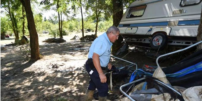 Ein Polizist untersucht einen durch Überschwemmungen beschädigten Wohnwagen in Südfrankreich. Ein Polizist untersucht einen durch Überschwemmungen beschädigten Wohnwagen in Südfrankreich.