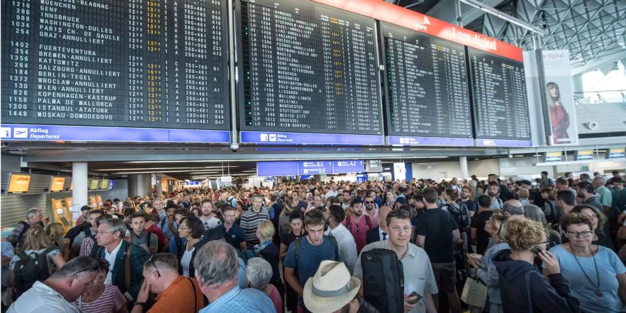 Passagiere stehen dicht gedrängt in Halle A im Terminal 1 des Flughafens Frankfurt.