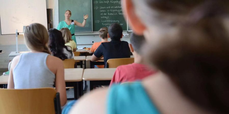 Jugendliche Schüler im Unterricht.