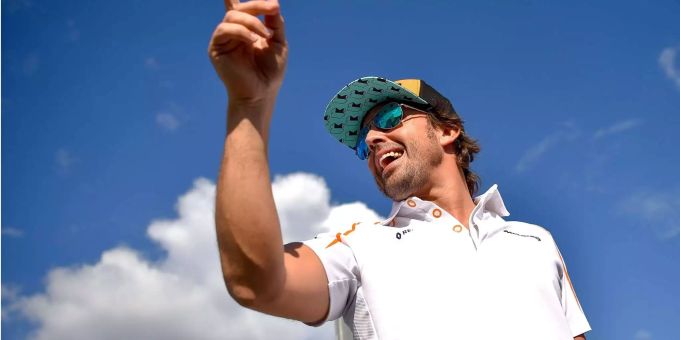 Fernando Alonso aus Spanien zeigt auf Fans am GP von Ungarn in Mogyorod. Fernando Alonso aus Spanien zeigt auf Fans am GP von Ungarn in Mogyorod.