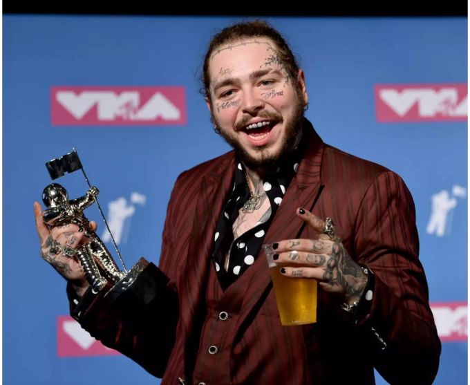 Bange Momente für den Rapper Post Malone über den Wolken. Bange Momente für den Rapper Post Malone über den Wolken.