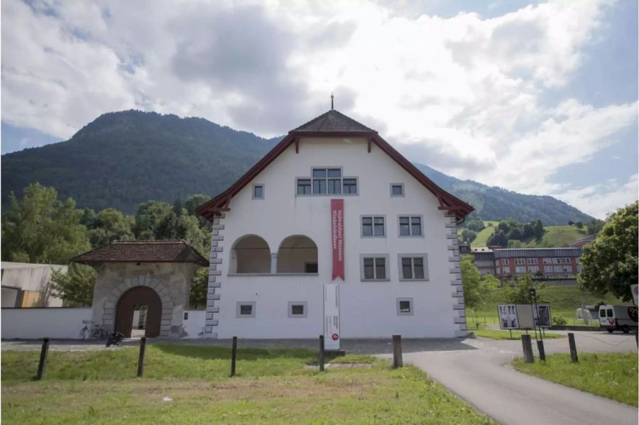 Das Baloise-Glasfenster wird künftig im Nidwaldner Museum in Stans zu sehen sein - Keystone