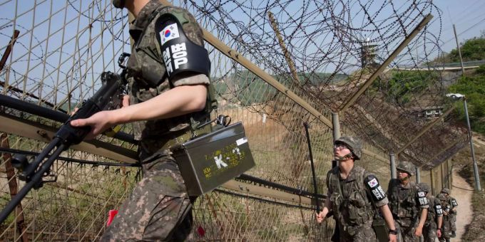 Südkoreanische Soldaten am Zaun zur demilitarisierten Zone zwischen Nord- und Südkorea. südkorea