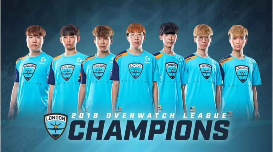 Die Mannschaft von London Spitfire in ihrer hellblauen Uniform.