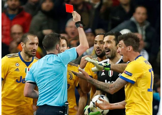 Michael Oliver zeigt Goalie Gianluigi Buffon von Juventus die Rote Karte. Können Schiedsrichter bald auch Trainer verwarnen? Michael Oliver zeigt Goalie Gianluigi Buffon von Juventus die Rote Karte. Können Schiedsrichter bald auch Trainer verwarnen?