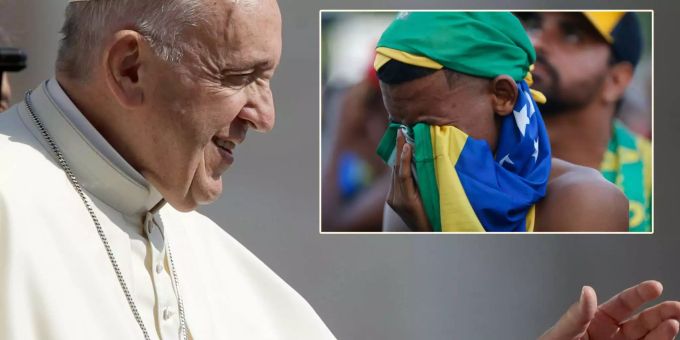 Papst Franziskus tröstet die brasilianischen Fussball-Fans. Papst Franziskus tröstet die brasilianischen Fussball-Fans.