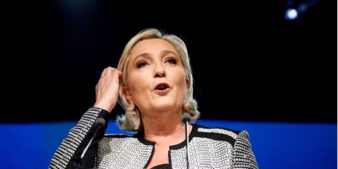 Marine Le Pen bittet um Spenden für ihre Partei. Marine Le Pen bittet um Spenden für ihre Partei.