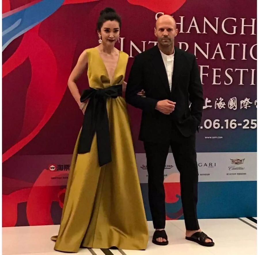 Jason Statham in Sandalen an einer Gala.