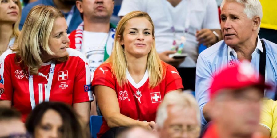 Skistar Lara Gut fiebert mit ihrem Valon Behrami im Stadion in Rostow mit. Der musste in der zweiten Halbzeit verletzt ausgewechselt werden.