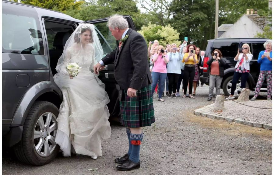 Sebastian Leslie begleitete seine Tochter zur Kirche von Rayne im schottischen Aberdeenshire.