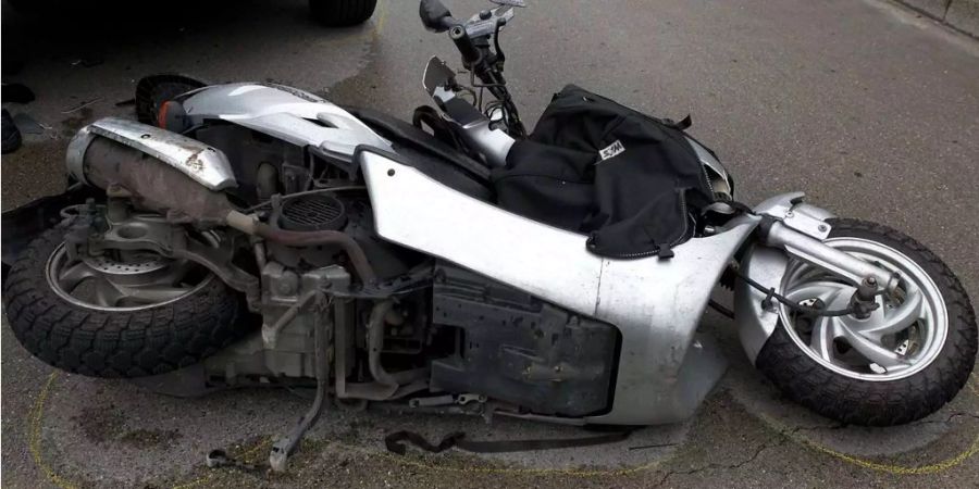In Ennetbürgen NW kollidierte ein betrunkener Rollerfahrer am Mittwochabend mit einem Kandelaber.