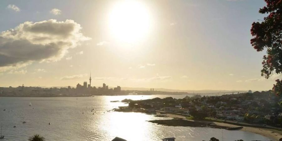 In den Strassen von Devonport (rechts im Bild) und Auckland (im Hintergrund) gibts viel guten Kaffee, Bild: Jonathan Spirig