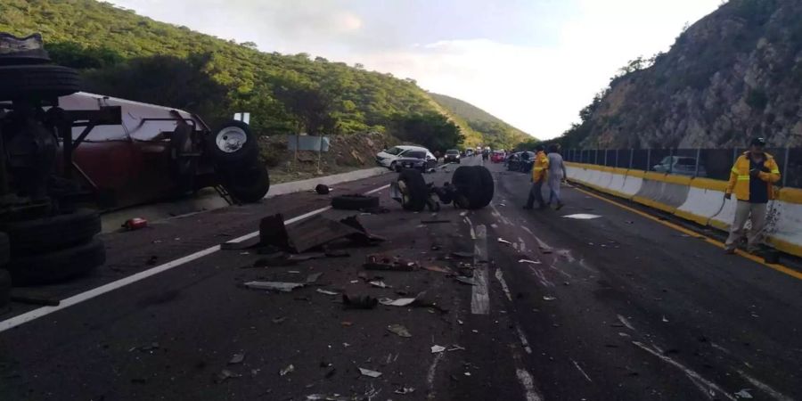 Heftige Bilder: Trümmerteile liegen auf der Autobahn herum.
