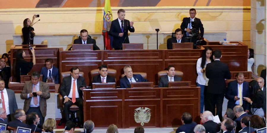 Präsident Juan Manuel Santos heisst die früheren Rebellen herzlichst im Parlament willkommen.