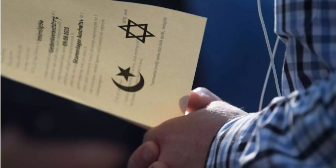 Ein junger Mann nimmt im grössten ehemaligen deutschen Konzentrationslager Auschwitz an einer interreligiösen Gedenkfeier für die Opfer des Holocaust teil. Die Gedenkfeier fand im Rahmen einer vom Zentralrat der Muslime (ZMD) in Deutschland und der Union progressiver Juden (UdJ) organisierten Bildungsreise statt. Ein junger Mann nimmt im grössten ehemaligen deutschen Konzentrationslager Auschwitz an einer interreligiösen Gedenkfeier für die Opfer des Holocaust teil. Die Gedenkfeier fand im Rahmen einer vom Zentralrat der Muslime (ZMD) in Deutschland und der Union progressiver Juden (UdJ) organisierten Bildungsreise statt.