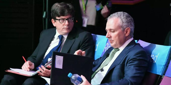 Telstra CEO Andy Penn (r.) mit CFO Warwick Bray. Telstra CEO Andy Penn (r.) mit CFO Warwick Bray.