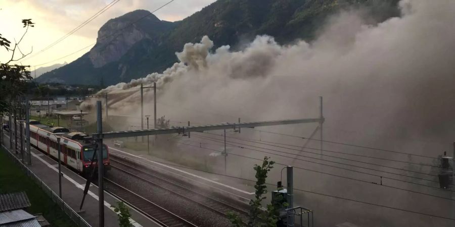 Der in Rauch gehüllte Bahnhof in Evionnaz VS.