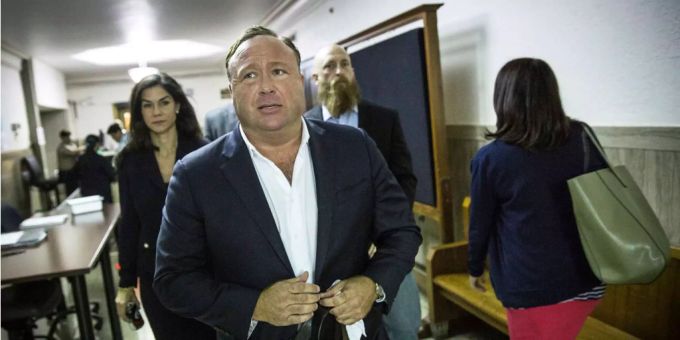 Alex Jones - Tech-Konzerne werfen rechten Internet-Hetzer raus