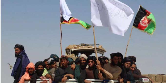 Der afghanische Präsident Aschraf Ghani verkündete am Donnerstag eine Waffenruhe von zwei Wochen. Die Taliban stimmten einem dreitägigen Waffenstillstand zu. Der afghanische Präsident Aschraf Ghani verkündete am Donnerstag eine Waffenruhe von zwei Wochen. Die Taliban stimmten einem dreitägigen Waffenstillstand zu.