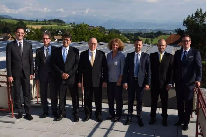 Raphael Alder, Simon Mink, Rolf Hartmann, Hans Aeschlimann, Barbara Schmid, Philip Hirsiger, David Goldschmid, Marc Syfrig (v.l.n.r) - zvg von der Gemeinde Russikon Raphael Alder, Simon Mink, Rolf Hartmann, Hans Aeschlimann, Barbara Schmid, Philip Hirsiger, David Goldschmid, Marc Syfrig (v.l.n.r) - zvg von der Gemeinde Russikon