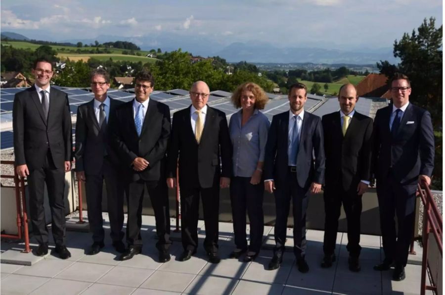 Raphael Alder, Simon Mink, Rolf Hartmann, Hans Aeschlimann, Barbara Schmid, Philip Hirsiger, David Goldschmid, Marc Syfrig (v.l.n.r) - zvg von der Gemeinde Russikon