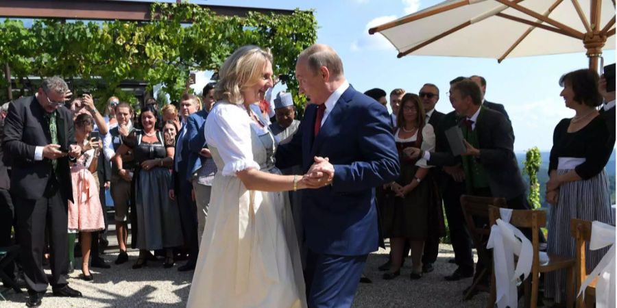 Österreichs Aussenministerin Karin Kneissl (FPÖ) tanzt an ihrer Hochzeit im Sulztal (Ö) mit dem  russischen Präsident Wladimir Putin.