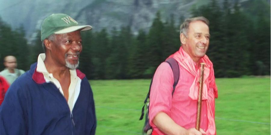 Adolf Ogi und Kofi Annan auf einer Wanderung bei Kandersteg BE.