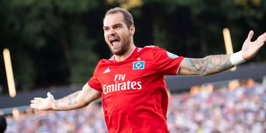 Hamburgs Torschütze Pierre-Michel Lasogga jubelt nach seinem Treffer zum 3:2.