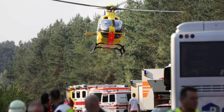 Ein Rettungshubschrauber startet auf der Autobahn A19 Rostock-Berlin mit Verletzten, die in einem verunglückten Flixbus sassen.