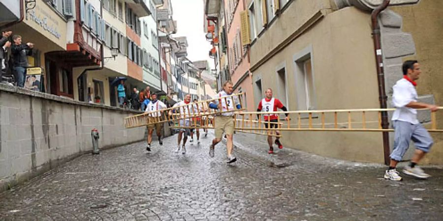 Zuger Chriesisturm: Mit 8,1 Meter langen Kirschenleitern rennen die Teams durch die Altstadt.