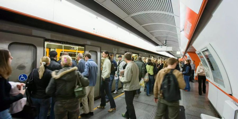 In Wiens U-Bahn dürfen ab September keine starkriechenden Speisen mehr konsumiert werden.