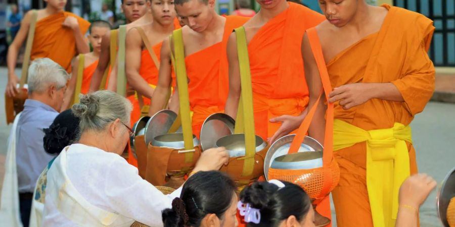 Bettelmönche in den Strassen der laotischen Stadt Luang Prabang, Bild: Artur Vogel