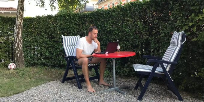 Echt oder für die Kamera mit Liebe zum Detail arrangiert? So macht FDP-Kommunikationschef Martin Stucki Home Office. Echt oder für die Kamera mit Liebe zum Detail arrangiert? So macht FDP-Kommunikationschef Martin Stucki Home Office.