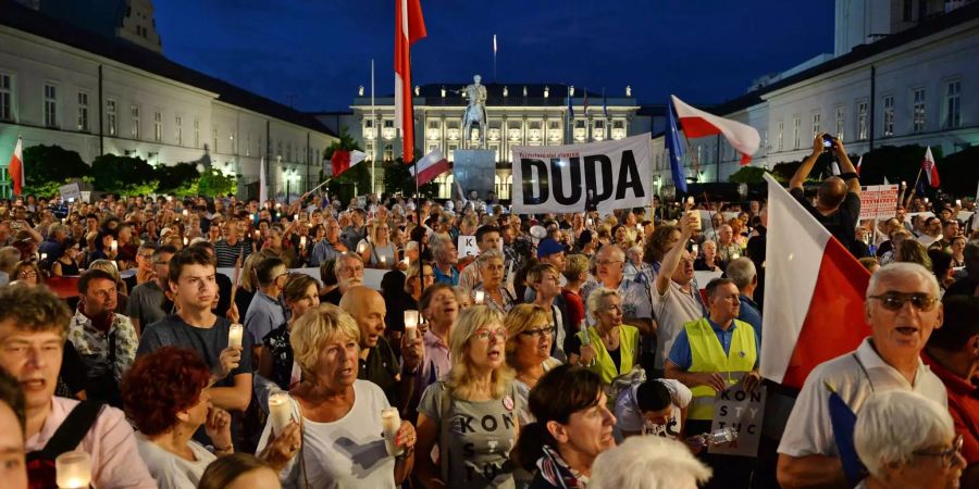 Eine grosse Gruppe Demonstranten versammelte sich vor dem Warschauer Präsidentenpalast.