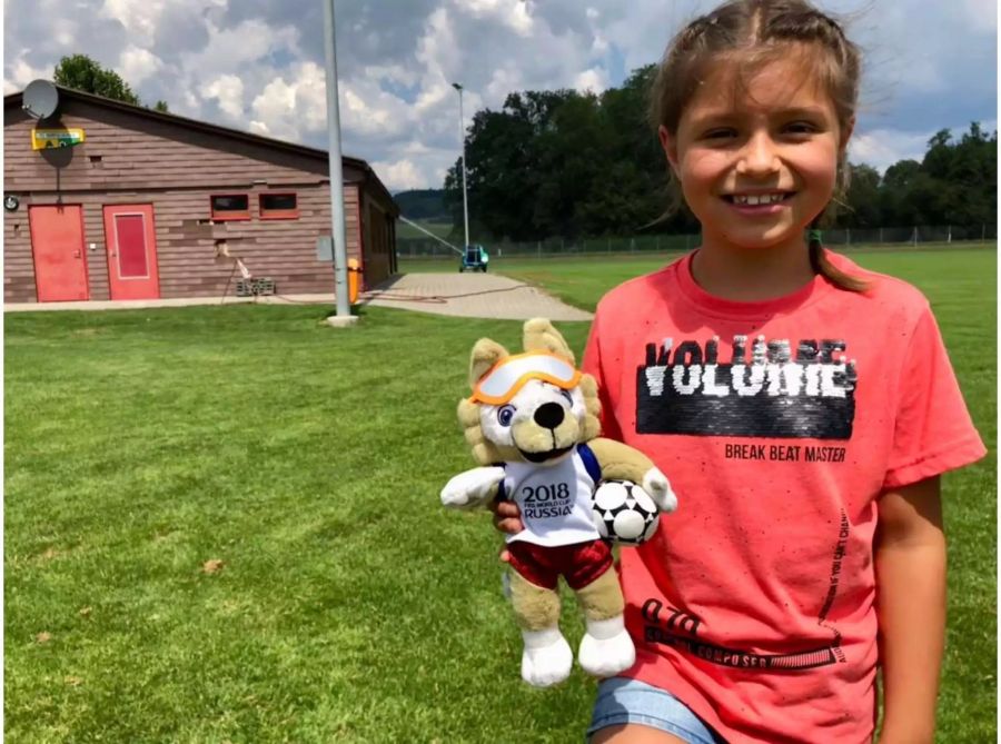 Giulia mit dem WM-Maskottchen Zabivaka