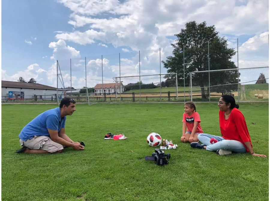 Das war nicht ihr erstes Interview. Der grrosse Fussball-Fan ist ein kleiner Medienstar.