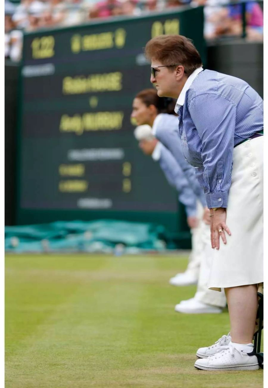 Auch die Linienrichter in Wimbledon kleiden sich oben blau-weiss gestreift und unten in weisser Hose.