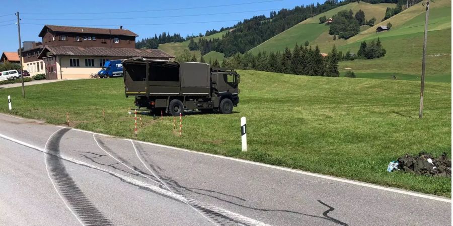 Der Lastwagen des Militärs kam von der Strasse ab. Dies wurde der Militärversicherung gemeldet.