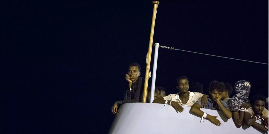 Migranten warten darauf, von Bord des Frontex-Schiffes «Protector» zu gehen.